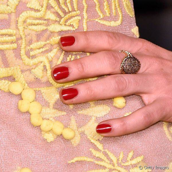 Juliette Lewis usou um esmalte vermelho para real?ar seu vestido nude com detalhes amarelos escolhido para a festa p?s-Oscar da Vanity Fair